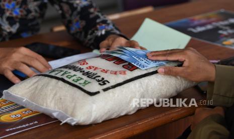 Umat Islam membayar zakat fitrah kepada amil zakat di Masjid Istiqlal, Jakarta, Selasa (4/5/2021). Panitia Zakat Masjid Istiqlal mulai membuka layanan pembayaran zakat fitrah dengan pembayaran senilai Rp50 ribu atau 3,5 liter beras. 