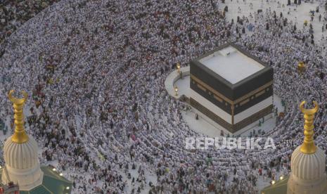 Umat Muslim mengelilingi Kabah di Masjidil Haram, Makkah, Arab Saudi, Selasa, 11 Juni 2024.