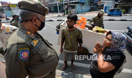 Satpol PP Provinsi Bengkulu akan menjatuhkan sanksi warga yang tak pakai masker dengan memfoto dan mengunggahnya di medsos (ilustrasi).