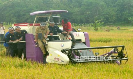 Menteri Pertanian, Syahrul Yasin Limpo (tengah) bersama Bupati Semarang, H Ngesti Nugraha melakukan panen padi dengan mengoperasionalkan mesin Combine Harvester, di areal persawahan kelompok tani Pangudi Tni, Dusun Krasak, Desa Boto, Kecamatan Bancak, Kabupaten Semarang, Jawa Tengah, Senin (27/2/2023).