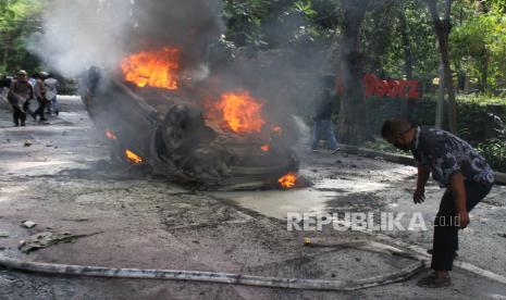 Sebuah mobil dinas Satpol PP terbakar pada aksi unjuk rasa menolak Undang-undang Cipta Kerja atau Omnibus Law di Malang, Jawa Timur, Kamis (8/10/2020). Selain mengakibatkan puluhan polisi serta pendemo luka-luka, unjuk rasa tersebut juga menyebabkan sejumlah kendaraan rusak dan beberapa di antaranya dibakar oleh massa. (ilustrasi)