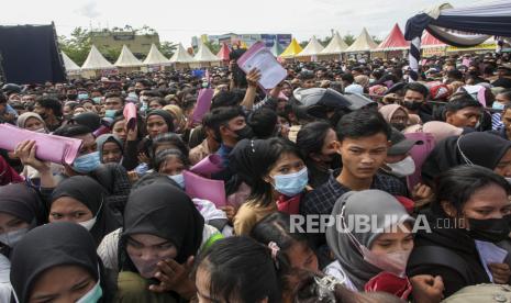 Ribuan pelamar kerja mengantre untuk dapat masuk ke dalam lokasi bursa kerja. Saat ini sejumlah perusahaan asal Turki mencari talenta muda Indonesia lewat gelaran bursa kerja TalentforBIZ yang digelar di Jakarta/ilustrasi.