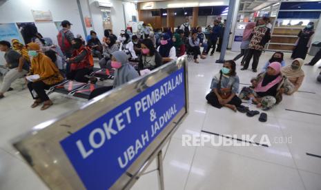 Sejumlah warga menunggu giliran pengurusan pembatalan tiket perjalanan kereta api di loket pelayanan Stasiun Pasar Senen, Jakarta, Senin (23/3/2020). 