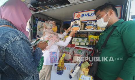 Warga memilih barang kebutuhan pokok saat digelar Pasar Murah di eks RSUD Pamekasan, Jawa Timur, Senin (12/4/2021). Pemkab Pamekasan akan menggelar pasar murah selama bulan Ramadhan di sejumlah kecamatan di kabupaten itu guna memastikan masyarakat mendapatkan kebutuhan pokok dengan harga terjangkau. 