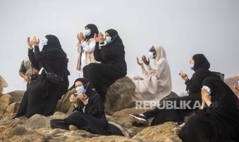 Ritual Haji Momen Persatuan Umat Islam Seluruh Dunia. Jamaah haji berdoa di atas bukit berbatu yang dikenal sebagai Gunung Belaskasih di Dataran Arafat selama ziarah tahunan di dekat kota suci Mekah, Arab Saudi, Kamis, 30 Juli 2020. Hanya sekitar 1.000 jamaah yang akan diizinkan untuk melakukan ziarah tahunan haji tahun ini karena pandemi virus. 