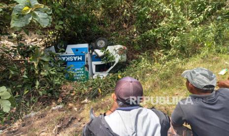 Mobil Maskara Desa Kalipucang mengalami kecelakaan dan terperosok ke jurang di Jalan Nasional wilayah Desa Putrapinggan, Kecamatan Kalipucang, Kabupaten Pangandaran, Jawa Barat, Senin (14/8/2023). 