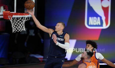 Pemain depan Dallas Mavericks, Kristaps Porzingis (6) melakukan tembakan melawan Phoenix Suns pada paruh kedua pertandingan bola basket NBA, Minggu, 2 Agustus 2020, di Lake Buena Vista, Florida 