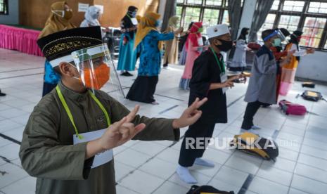 Siswa mengikuti Masa Pengenalan Lingkungan Sekolah (MPLS) di Madrasah Tsanawiyah Negeri 1 (MTsN) Palangkaraya, Kalimantan Tengah, Kamis (16/7/2020). Pihak sekolah tetap melaksanakan kegiatan MPLS secara tatap muka di tengah pandemi COVID-19 dengan mengedepankan protokol kesehatan yang ketat karena daerah itu masih di zona merah. 