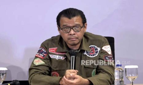 Deputi Politik 5.0 Tim Pemenangan Nasional (TPN) Ganjar-Mahfud, Andi Widjajanto merekam sentimen negatif terhadap Presiden Joko Widodo (Jokowi) yang terus meningkat di media sosial, di Media Center TPN Ganjar-Mahfud, Jakarta, Kamis (25/1/2024). 