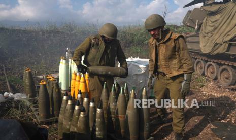 Unit artileri Israel bersiap menembak ke arah sasaran di Lebanon dari lokasi yang dirahasiakan di perbatasan Lebanon-Israel, Israel, 4 Januari 2024.