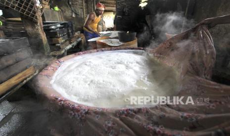 Pekerja menyelesaikan pembuatan tahu di Kelurahan Bojongsari, Indramayu, Jawa Barat, Rabu (30/12/2020). Sejumlah produsen tahu dan tempe di Indramayu berencana melakukan aksi mogok produksi mulai 1 Januari hingga 3 Januari 2021 sebagai bentuk protes atas melonjaknya harga kedelai dari Rp7.000 per kg menjadi Rp10.000 per kg. 