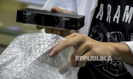 Karyawan mengemas set top box (STB) INTI DVBT2 di PT Industri Telekomunikasi Indonesia (Persero), Kota Bandung, Jumat (10/6/2022). Dalam sehari perusahaan tersebut mampu memproduksi 650 hingga 1.000 unit set top box guna memuluskan program pemerintah melalui Kementerian Komunikasi dan Informatika (Kemenkominfo) terkait migrasi siaran TV analog menjadi digital atau analog switch off (ASO). Selain itu, set top box tersebut dipasarkan ke seluruh daerah di Indonesia dengan harga Rp225 ribu per unit. Cara Beralih ke TV Digital tanpa Perlu Beli TV Baru