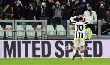 Bombe Juventus Paulo Dybala menunjukkan kekesalannya pada akhir pertandingan sepak bola Serie A Italia Juventus FC vs Atalanta BC di Stadion Allianz di Turin, Italia, Ahad (28/11)..