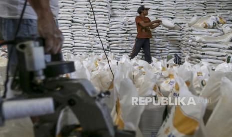 Pekerja menyusun karung beras di gudang Bulog Pasirhalang, Sukaraja, Kabupaten Sukabumi, Jawa Barat, Selasa (5/12/2023).