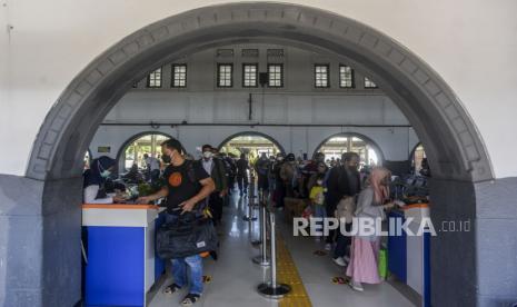 PT Kereta Api Indonesia (Persero) mengungkapkan bahwa penumpang Kereta Api Jarak Jauh dengan usia 18 tahun ke atas yang belum mendapatkan vaksinasi ketiga (booster) wajib menunjukkan hasil negatif tes RT-PCR 3x24 jam pada saat boarding, mulai keberangkatan 15 Agustus 2022. 