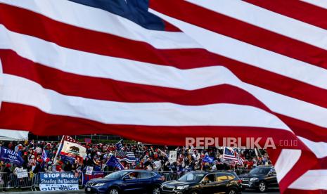  Pendukung rapat umum Presiden Donald Trump di Beverly Hills, California, Sabtu, 7 November 2020. Demokrat Joe Biden mengalahkan Presiden Donald Trump untuk menjadi presiden Amerika Serikat ke-46 pada hari Sabtu, memposisikan dirinya untuk memimpin negara yang dicengkeram oleh sejarah pandemi dan pertemuan gejolak ekonomi dan sosial. 