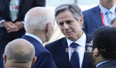 Presiden Joe Biden berbicara dengan Menteri Luar Negeri AS Antony Blinken di sela-sela KTT G7 di Hiroshima, Jepang.