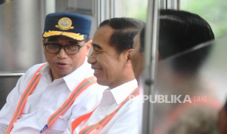 Presiden Joko Widodo (tengah) didampingi Menko Kemaritiman dan Investasi Luhut Binsar Pandjaitan (kanan) dan Menteri Perhubungan Budi Karya Sumadi (kiri) menumpang KRL Commuter Line Jakarta dari Stasiun Tanah Abang menuju Stasiun Manggarai untuk meresmikan pengembangan Stasiun Manggarai tahap 1 di Jakarta, Senin (26/12/2022). Pada pekan ini, Jokowi juga melontarkan wacana reshuffle Kabinet Indonesia Maju. (ilustrasi)