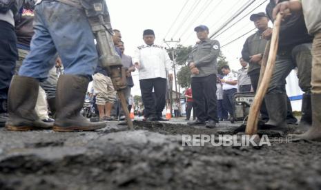 Wakil Gubernur Jawa Barat Uu Ruzhanul Ulum meninjau ruas Jalan Raya Bandung-Garut di Kecamatan Leles, Kabupaten Garut, Jawa Barat, Kamis (9/3/2023). 