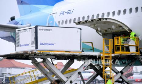  Sebuah foto selebaran yang disediakan oleh kantor pers Istana Kepresidenan Indonesia menunjukkan wadah vaksin COVID-19 sinovac sedang diturunkan dari pesawat Garuda Indonesia di bandara internasional Soekarno-Hatta di Tangerang, Indonesia, 31 Desember 2020.