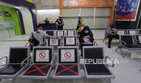 Calon penumpang antre untuk melakukan pembatalan tiket kereta di Stasiun Gambir, Jakarta, Kamis (7/5/2020). Pemerintah melalui kementerian Perhubungan membuka kembali perjalanan kereta api dengan penumpang bersyarat seperti pebisnis, penumpang Repatriasi, perjalanan dinas pejabat negara dan tamu negara dengan wajib menyertakan surat keterangan Negatif COVID-19