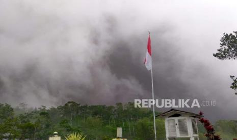  Tiga desa di Boyolali diguyur hujan abu, Jumat (8/12).