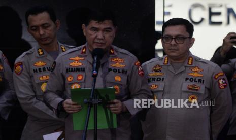 Karo Penmas Divisi Humas Polri Brigjen Ahmad Ramadhan (tengah) memberikan keterangan pers usai sidang Komisi Kode Etik Polri (KKEP) terkait kasus pembunuhan Brigadir Nofriansyah Yosua Hutabarat di TNCC Mabes Polri, Jakarta, Rabu (22/2/2023). Hasil sidang tersebut memutuskan Bharada E ditetapkan masih menjadi anggota Polri dengan hukuman berupa sanksi administrasi mutasi bersifat demosi selama satu tahun.