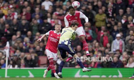  Pemain Arsenal Gabriel Arsenal (atas) dan pemain Leeds United Brenden Aaronson berebut bola pada pertandingan sepak bola Liga Premier Inggris antara Arsenal dan Leeds United di Stadion Emirates di London, Sabtu (1/4/2023).