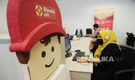 Pekerja sedang melayani nasabah melalui daring di ruangan Customer service Bhinneka Life, Jakarta, Kamis (22/10). Bhinneka Life mendapatkan penghargaan atas pemberian 4000 Asuransi Kecelakaan Gratis Untuk 4000 Masyarakat Indonesia dengan nilai total manfaat 160 miliar rupiah, melalui lebih dari 100 kantor pemasaran. Foto: Tahta Aidilla/Republika.