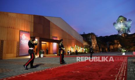 Patung Garuda Visnu Kencana menyala saat anggota pengawal berdiri menjelang Makan Malam Penyambutan pada KTT Pemimpin G20. Wakil Ketua Umum II, Kadin Indonesia, Franky Oesman Widjaja, optimistis Indonesia bakal menjadi salah satu destinasi investasi para investor dunia pasca menjadi Presidensi G20 yang telah usai pada Rabu (16/11/2022) kemarin.