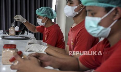 Pekerja mengemas bubuk jahe merah instan di pabrik pengolahan jahe merah, Jambudipa, Kecamatan Cisarua, Kabupaten Bandung Barat, Jawa Barat, Selasa (9/8/2022) (ilustrasi). Center of Reform on Economics (Core) Indonesia menilai Pemerintah perlu memberikan penjelasan lebih mendetail terkait penerbitan Peraturan Pemerintah Pengganti Undang-Undang (Perppu) No 2/2022 tentang Cipta Kerja agar visi mendorong lebih banyak investasi dapat tercapai.