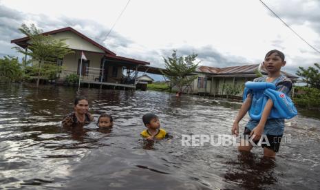 Hujan deras disertai angin kencang melanda Kota Serang sejak Senin (13/9) malam.