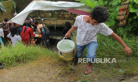 PMI hadir lokasi bencana untuk mendistribusikan air bersih. Foto, sejumlah pengungsi anteri mengambil air bersih di tempat pengungsian di Mamuju, Sulawesi Barat. (ilustrasi)