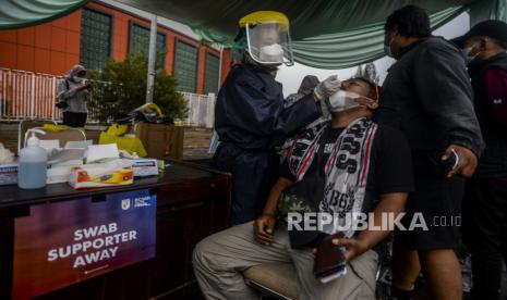 Tenaga kesehatan melakukan tes swab antigen kepada suporter di Stadion Pakansari, Kabupaten Bogor, Jawa Barat, Rabu (15/12). PT Liga Indonesia Baru (LIB) dan PSSI menerapkan uji coba penonton mulai 8 besar Liga 2, setiap klub yang berlaga mendapatkan kuota 100 penonton dengan syarat telah divaksin dosis kedua dan swab antigen pada H-1 jelang pertandingan. Republika/Putra M. Akbar