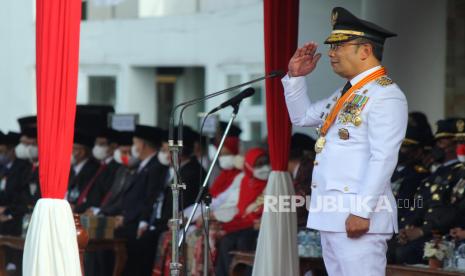 Gubernur Jawa Barat Ridwan Kamil menjadi inspektur upacara saat Upacara Pengibaran Merah Putih dalam rangka peringatan HUT ke-77 Kemerdekaan RI tingkat Provinsi Jawa Barat di Lapangan Gasibu, Kota Bandung, Rabu (17/8). Kegiatan ini menjadi yang pertama diselenggarakan secara terbuka di Gasibu setelah dua tahun dilaksanakan secara terbatas di halaman Gedung Sate karena pandemi Covid-19.