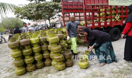 Masyarakat dalam sepekan terakhir kesulitan mencari gas melon atau gas 3kg karena peraturan yang melarang pengecer menjual gas subsidi tersebut.