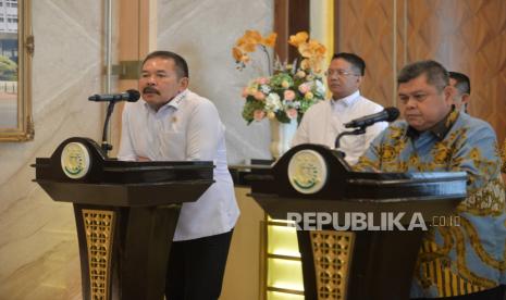 Jaksa Agung ST Burhanuddin bersama Kepala BPKP Muhammad Yusuf Ateh memberikan keterangan pers terkait Penyampaian Hasil Perhitungan Kerugian Negara (PKN) dalam Penyidikan Perkara Timah di Kejaksaan Agung, Jakarta, Rabu (29/5/2024). Kejaksaan Agung (Kejagung) Republik Indonesia mengungkapkan, nilai kerugian keuangan negara dalam perkara dugaan tindak pidana korupsi dalam tata niaga komoditas timah di wilayah Izin Usaha Pertambangan (IUP) PT Timah Tbk tahun 2015-2022, mencapai Rp 300 triliun. Angka tersebut terungkap setelah Kejaksaan Agung mendapat hasil penghitungan dari Badan Pengawasan Keuangan dan Pembangunan (BPKP).