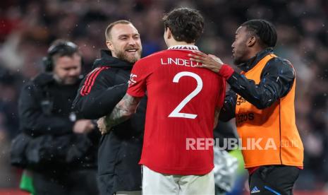  Christian Eriksen dan Victor Lindelof bergembira saat MU lolos ke final Piala FA. 