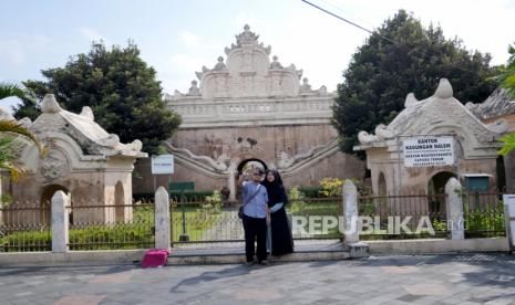 Wisatawan berswafoto di halaman saat penutupan Tamansari Yogyakarta, Senin (28/6). Keraton Yogyakarta menutup sementara wisata milik Keraton Yogyakarta. Diantaranya Museum Kereta Keraton, Kompleks Pagelaran, Keben/Kompleks Kedhaton (Museum Keraton), Tamansari, Puralaya Imogiri, dan Kotagede selama hingga Jumat (2/7) untuk menekan penyebaran COVID-19.