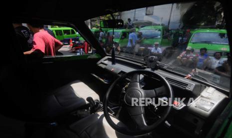 Sejumlah sopir angkot melaksanakan aksi unjuk rasa di Balai Kota Bogor, Kota Bogor, Jawa Barat, Senin (17/4/2023). Sopir termasuk pekerja infomal yang berhak dapat perlindungan sosial.