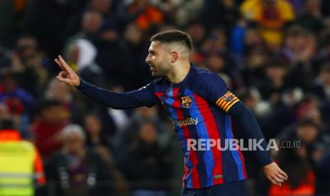 Pemain Barcelona Jordi Alba melakukan selebrasi setelah mencetak gol pembuka timnya pada pertandingan sepak bola La Liga Spanyol antara Barcelona dan Sevilla di stadion Camp Nou di Barcelona, ??Spanyol, Senin (6/2/2023) dini hari WIB.