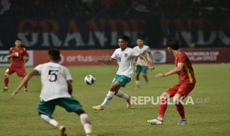 Penyerang Timnas Indonesia U19 Rabbani Tasnim Siddiq menggiring bola melewati hadangan pemain Vietnam saat pertandingan Piala AFF U19 di Stadion Patriot Candrabhaga, Bekasi, Jawa Barat, Sabtu (2/7/2022). Pertandingan berakhir imbang tanpa gol.