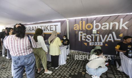 Sejumlah warga mengantre untuk menukarkan tiket Allo Bank Festival di Istora Senayan, Jakarta, (ilustrasi).  Otoritas Jasa Keuangan (OJK) berupaya menjaga iklim yang kondusif bagi perbankan untuk melakukan transformasi digital, maupun pertumbuhan bank digital.