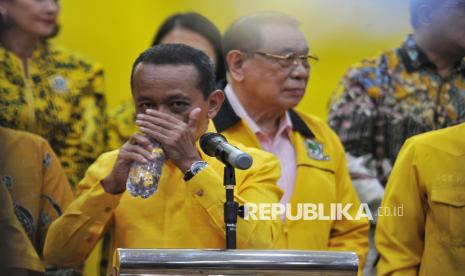 Ketua Umum partai Golkar Bahlil Lahadalia meminum air disela-sela menyampaikan keterangan pers di Gedung DPP Partai Golkar, Jakarta, Kamis (7/11/2024). Dalam konferensi pers tersebut, Bahlil mengumumkan struktur kepengurusan partai Golkar periode 2024-2029. Selain itu, Bahlil juga menyampaikan bahwa Presiden ke-7 Joko Widodo dan wakil presiden Gibran Rakabuming Raka tidak masuk ke dalam jajaran kepengurusan partai beringin itu.