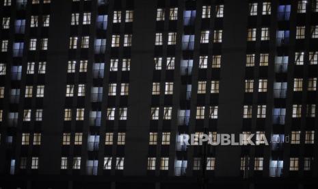 Suasana Rumah Sakit Darurat Covid-19 dengan lampu kamar yang menyala di kawasan Wisma Atlet Kemayoran, Jakarta. Pemerintah akan terus menambah kapasitas tempat tidur bagi pasien Covid-19 gejala ringan hingga berat.