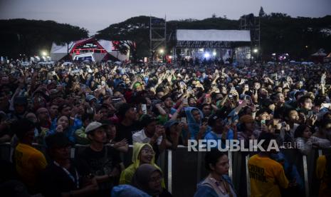 Penonton menyaksikan penampilan Neck Deep saat Festival Musik Soundrenaline 2022 di Ancol, Jakarta, Sabtu (26/11/2022). Dalam aksinya, Neck Deep membawakan beberapa lagu hitsnya berjudul STFU, December, Wish You Were Here dan In Bloom. Republika/Putra M. Akbar