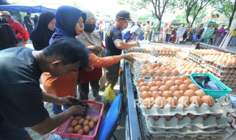 Warga membeli kebutuhan pokok saat kegiatan Gerakan Pangan Murah (GPM) di halaman Kantor Kecamatan Gedebage, Kota Bandung, Selasa (7/11/2023). Berbagai komoditas pangan dengan harga lebih murah hadir pada acara tersebut. Mulai dari beras SPHP Rp53.000/5 kg, minyaKita Rp13.500/1 liter, ayam Rp31.000/1 ekor, telur ayam Rp25.500/1 kg, cabai rawit Rp70.000/1 kg dan aneka sayuran serba Rp5.000. GPM merupakan strategi Pemkot Bandung untuk mengendalikan harga stok pangan agar terjangkau oleh masyarakat.