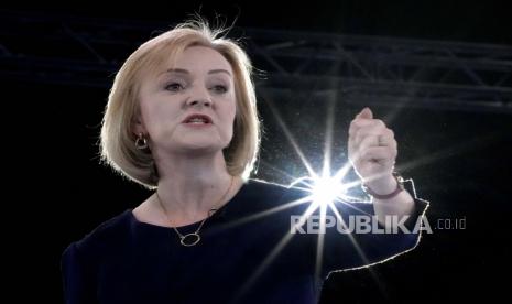 Liz Truss berpidato di depan anggota Partai Konservatif selama pemilihan kepemimpinan Konservatif di Wembley Arena di London, Rabu, 31 Agustus 2022. Perdana Menteri Inggris Boris Johnson mengumumkan pengunduran dirinya pada awal Juli. Partai Konservatifnya akan mengumumkan penggantinya pada hari Senin.