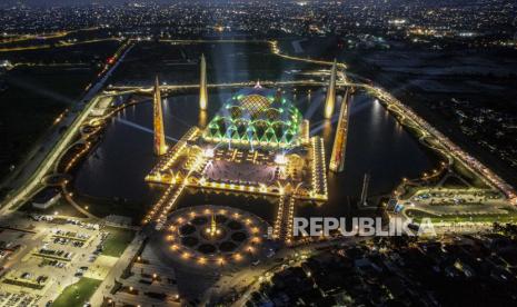 Foto udara suasana Masjid Raya Al Jabbar di Gedebage, Kota Bandung, Jumat (30/12/2022). 