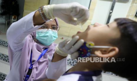 Petugas Puskesmas melakukan vaksinasi polio sebagai langkah pencegahan.